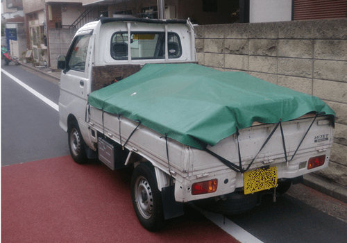 停車している軽トラ